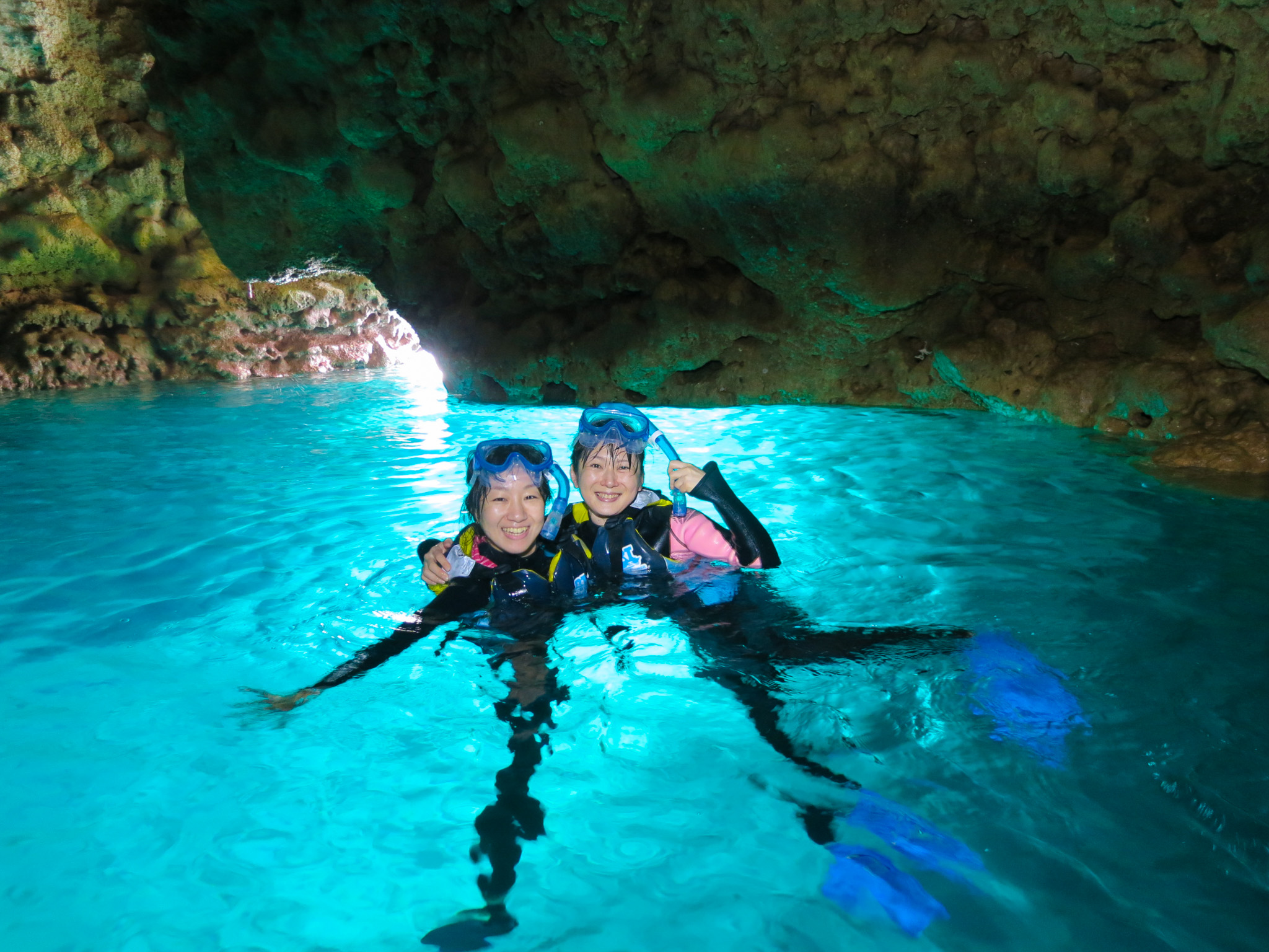 沖縄で青の洞窟シュノーケル 沖縄の海を最高に楽しむなら 冒険島