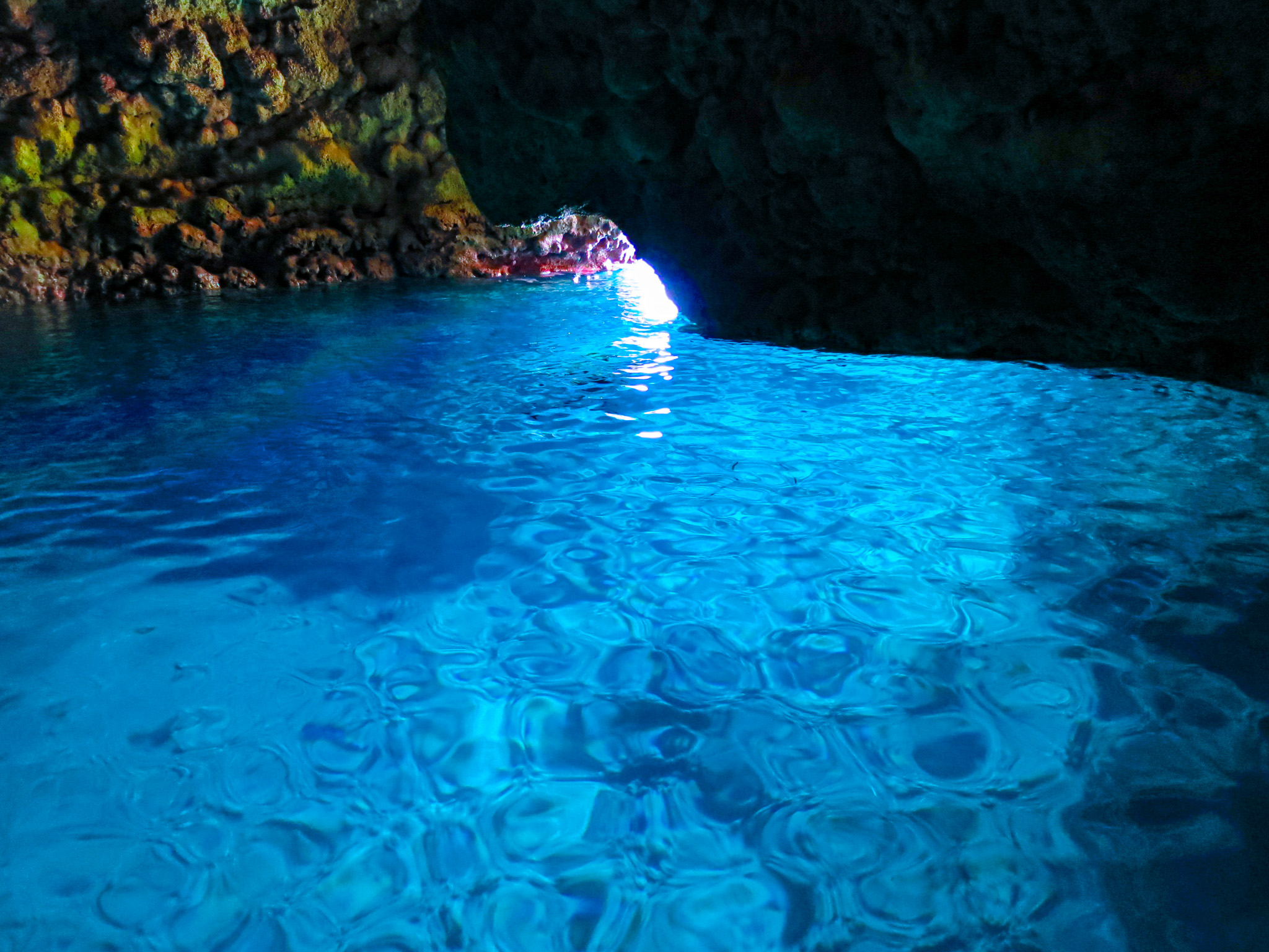 沖縄で青の洞窟シュノーケル 沖縄の海を最高に楽しむなら 冒険島